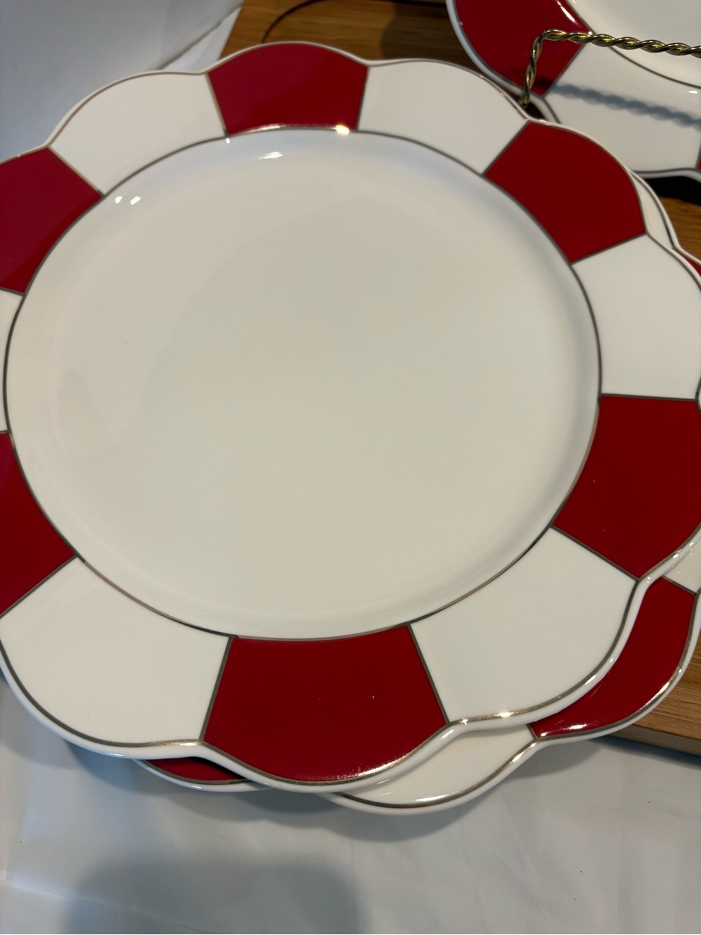 Grace Red and White Scalloped Rim Dinner Plates Set of 3 Mint - Picture 3 of 9